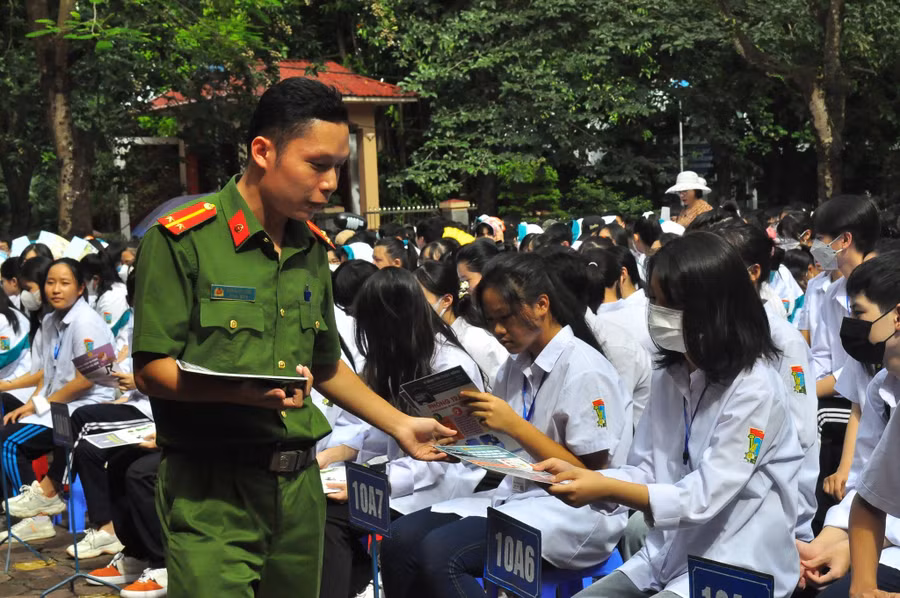 can-bo-cong-an-tp-thai-nguyen-tuyen-truyen-cho-hoc-sinh-truong-thpt-luong-ngoc-quyen-4640.jpg