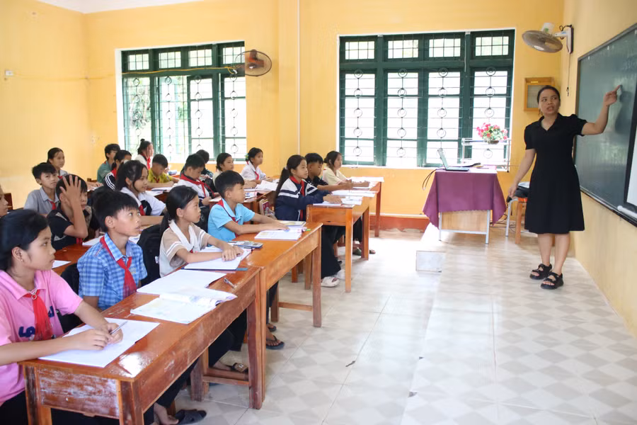 Đảm bảo an toàn cho học sinh đến trường sau mưa lũ.