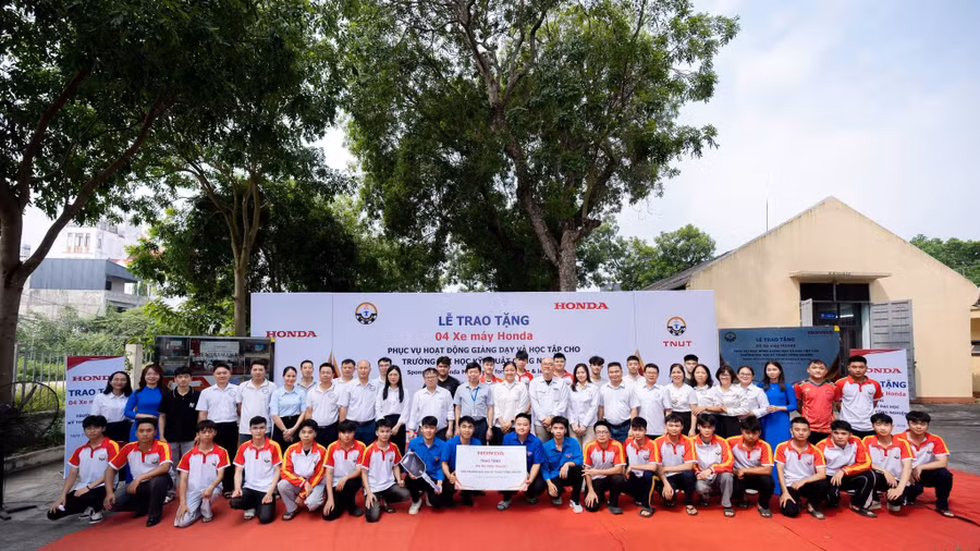Honda Việt Nam trao tặng 4 xe máy cho TNUT.