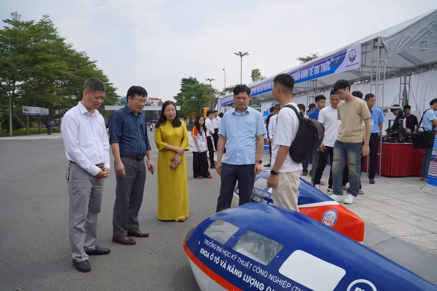 Đại biểu tham quan mô hình sáng tạo.