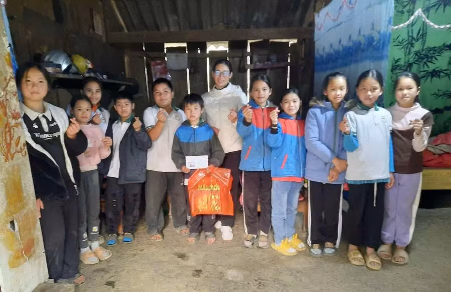 co-nhung-cung-hoc-tro-tham-hoi-dong-vien-hoc-sinh-co-hoan-canh-kho-khan.jpg