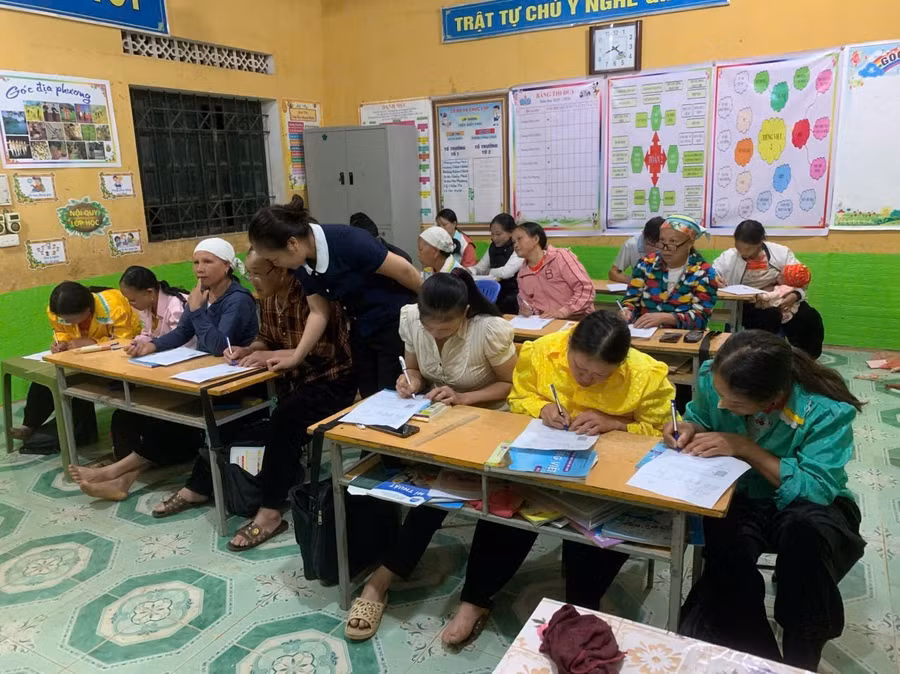 Lớp xoá mù chữ thôn Khuổi Khí, giai đoạn 2, do cô giáo Hoàng Thị Thiệp, giáo viên Trường PT DTBT Tiểu học Bằng Thành 1, xã Bằng Thành, tỉnh Thái Nguyên trực tiếp phụ trách.