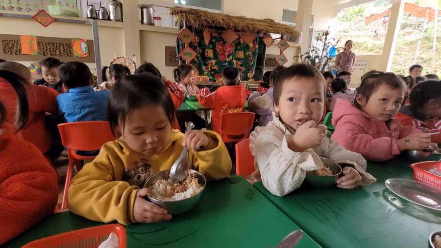 Với nhiều đứa trẻ vùng cao Xuân Lạc, được ăn bữa cơm trắng với thịt là một niềm hạnh phúc.