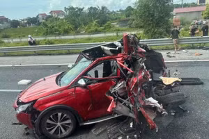Hiện trường vụ tai nạn giữa xe tải và xe ô tô con trên cao tốc Hà Nội- Hải Phòng khiến 5 người bị thương.