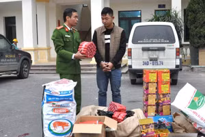 Bùi Văn Toàn và tang vật tại cơ quan công an
