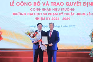 Thứ trưởng Bộ GD&ĐT Phạm Ngọc Thưởng trao quyết định của Bộ trưởng Bộ GD&ĐT cho PGS.TS Bùi Trung Thành.