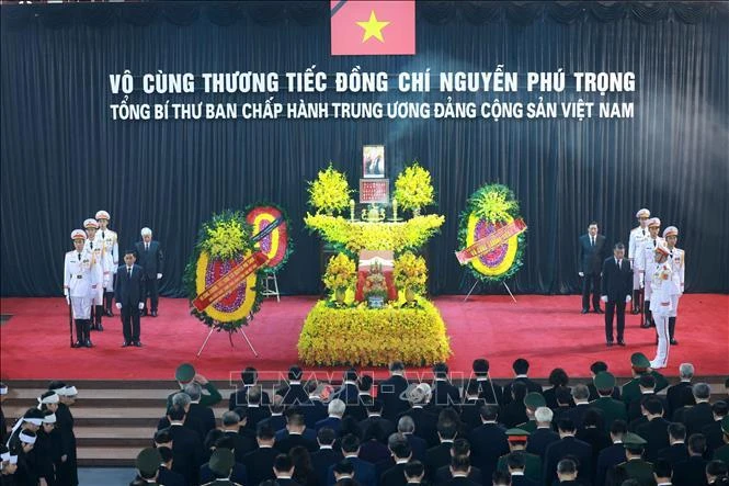 Đoàn Ban Chấp hành Trung ương Đảng Cộng sản Việt Nam do đồng chí Tô Lâm, Ủy viên Bộ Chính trị, Chủ tịch nước làm Trưởng đoàn, kính viếng Tổng Bí thư Nguyễn Phú Trọng. Ảnh: TTXVN