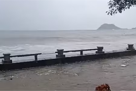 Sóng biển bắt đầu tràn qua bề đê khu vực Đại Lãnh, phía Bắc tỉnh Khánh Hòa vào chiều 6/11. (Ảnh: TT)