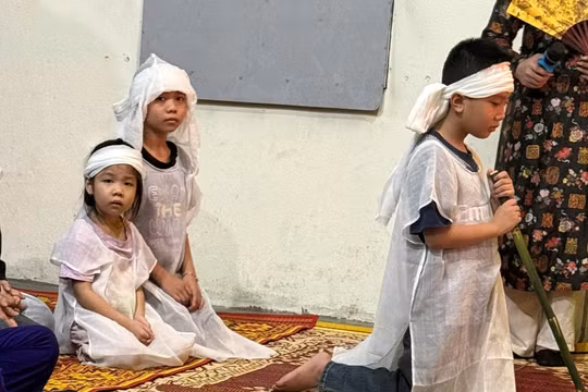 Hình ảnh xót xa của 3 anh em Hoàng Anh, Hà Anh và An Thư trong đám tang của bố.