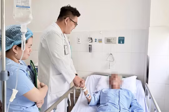 Bác sĩ thăm khám cho bệnh nhân.