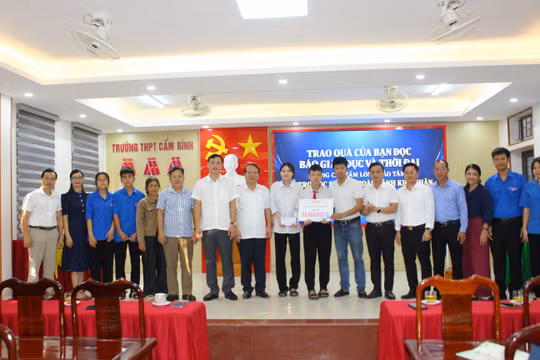 Báo GD&TĐ trao tiền bạn đọc ủng hộ hai chị em Thanh Hiền và Nhật Quang.