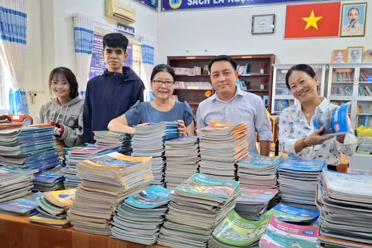Ông Đàm Thanh Lạc (thứ hai từ phải sang), Hiệu trưởng Trường THPT Giồng Riềng, tại thư viện nhà trường.