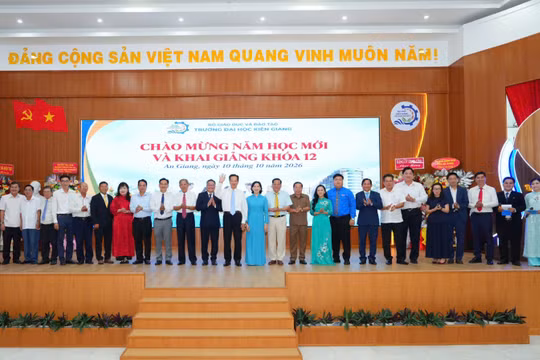 Nguyên Thủ tướng Chính phủ Nguyễn Tấn Dũng cùng các đại biểu chụp ảnh lưu niệm.