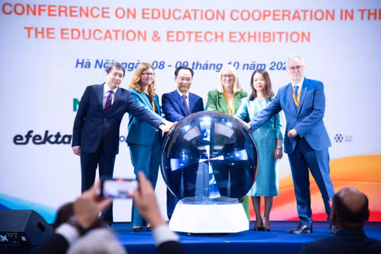 Bộ trưởng Hoàng Minh Sơn và các đại biểu thực hiện nghi thức khai mạc Triển lãm