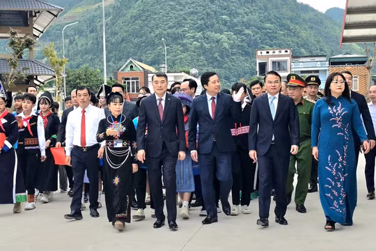 Thủ tướng Chính phủ Lê Minh Hưng dự lễ khai giảng năm học 2026-2027 tại điểm cầu chính, Trường Phổ thông nội trú Tiểu học và Trung học cơ sở Mường Khương.