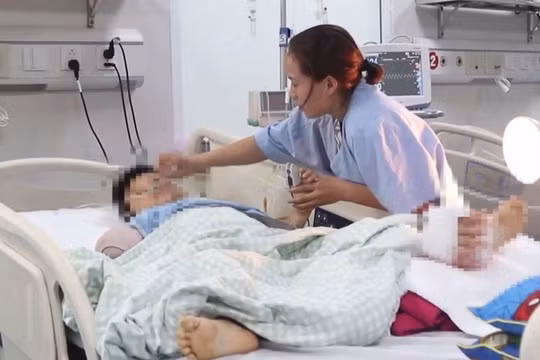 Bác sĩ Bệnh viện Chấn thương Chỉnh hình Nghệ An phẫu thuật nối bàn tay vào mạch máu ở cẳng chân cho bệnh nhi lớp 3 bị tai nạn đứt lìa tay. Ảnh: BVCC