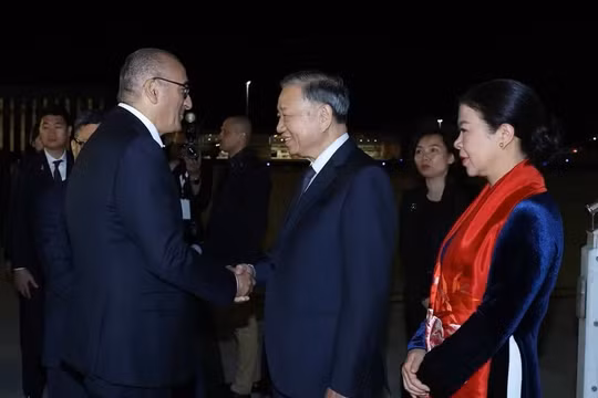 Đại biểu Pháp đón Tổng Bí thư, Chủ tịch nước Tô Lâm và Phu nhân tại sân bay Orly, Paris. Ảnh: Thống Nhất/TTXVN 