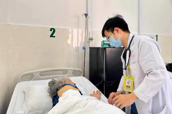 Bác sĩ đang thăm khám cho bệnh nhân trước khi xuất viện. (Ảnh minh họa: BVCC)