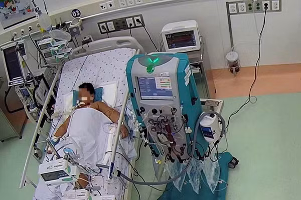 Bệnh nhi trong thời gian điều trị tại khoa Hồi sức tích cực Chống độc - Bệnh viện Nhi đồng 1. (Ảnh: BVCC)