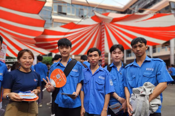 Em Trần Tiến Khoa (thứ hai từ trái) cùng các bạn trong lớp tham gia ngày hội. 