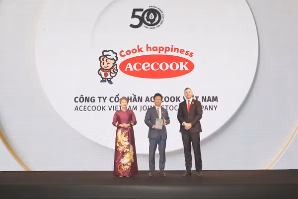 Đại diện Acecook Việt Nam nhận giải Top 50 doanh nghiệp Phát triển bền vững tiêu biểu tại Việt Nam.