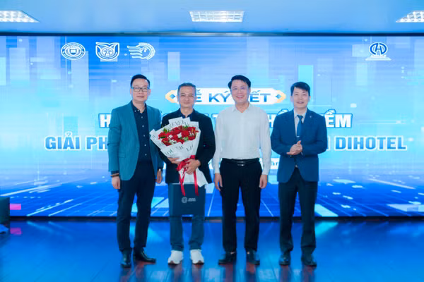 Đại diện 3 trường HNMU, EAUT và Học viện Phụ nữ Việt Nam tặng hoa tri ân nhà tài trợ.