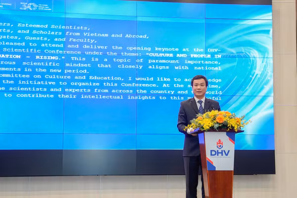 PGS.TS Triệu Thế Hùng - Phó Chủ nhiệm Ủy ban Văn hóa, Giáo dục của Quốc hội phát biểu chỉ đạo tại hội nghị.