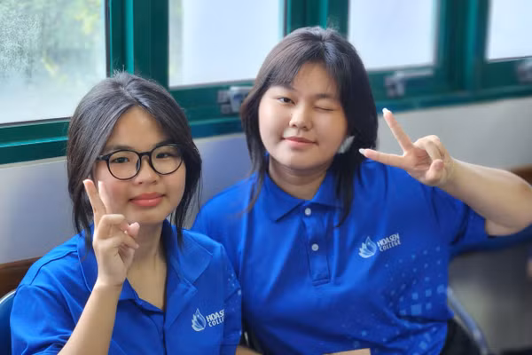 Em Lê Thị Thanh Thảo cùng bạn tại lễ khai giảng năm học mới. 