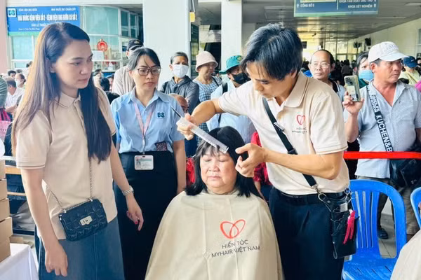 Chương trình trao tặng tóc giả cho bệnh nhân ung thư. 