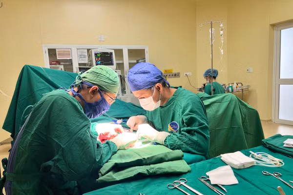 Ekip thực hiện ca phẫu thuật. (Ảnh: BVCC)