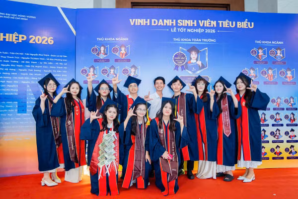 Hàng trăm Tân Thạc sĩ và Tân Cử nhân tại lễ tốt nghiệp.