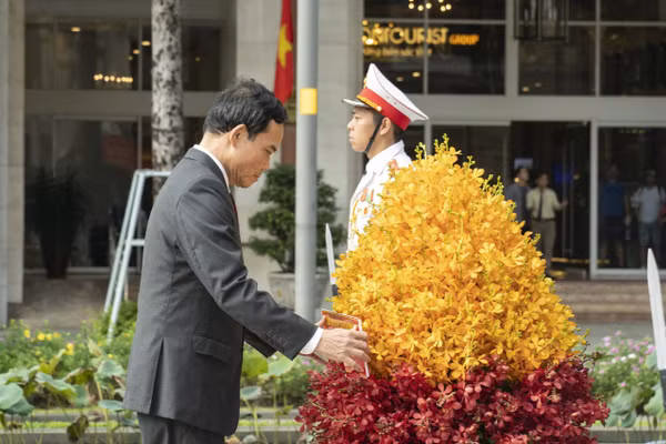 Bí thư Thành ủy TPHCM Trần Lưu Quang dâng hoa tượng đài Chủ tịch Hồ Chí Minh. 