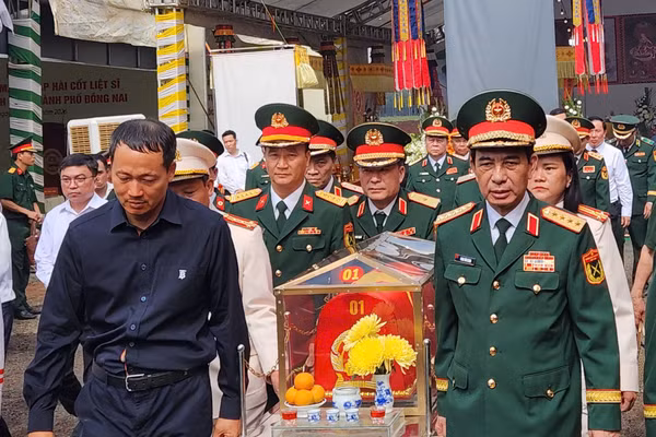 Đại tướng Phan Văn Giang, Ủy viên Bộ Chính trị, Phó Thủ tướng Chính phủ, Bộ trưởng Bộ Quốc phòng thực hiện lễ di quan các hài cốt tại khu vực xã Minh Đức, thành phố Đồng Nai.