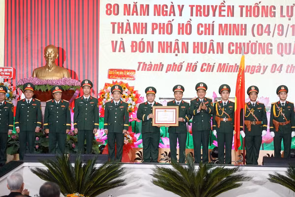 Thượng tướng Võ Minh Lương - Thứ trưởng Bộ Quốc phòng trao Huân chương Quân công hạng Ba cho Lực lượng vũ trang TPHCM.