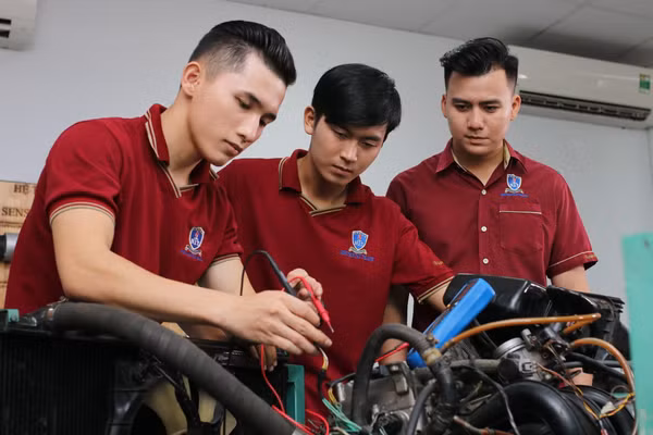 Sinh viên khoa Công nghệ Kỹ thuật - Trường Trung cấp Nguyễn Tất Thành.