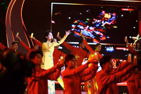 Tiết mục văn nghệ trong Chương trình cầu truyền hình trực tiếp "Sao sáng dẫn đường" tại đầu cầu TPHCM. 