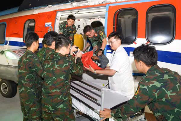Bệnh nhân H. bị ròng rọc đập vào vùng mặt và ngã bất tỉnh.