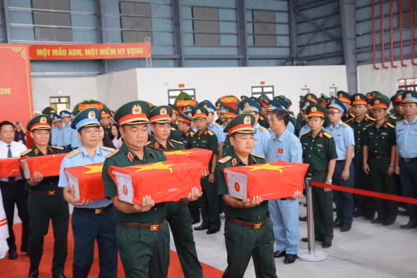 Lễ vận chuyển, bàn giao 13.563 mẫu hài cốt liệt sĩ phục vụ công tác giám định ADN.