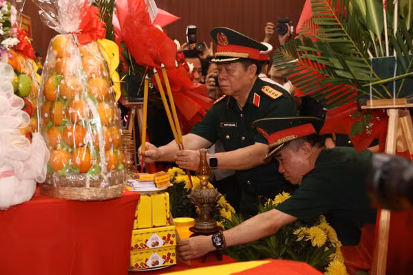 Đại tướng Nguyễn Trọng Nghĩa, Ủy viên Bộ Chính trị, Bí thư Trung ương Đảng, Chủ nhiệm Tổng cục Chính trị dâng hương tại Công viên Lê Thị Riêng. 
