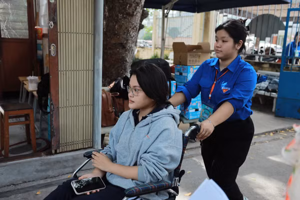Các bạn tình nguyện viên hỗ trợ thí sinh tại Điểm thi THPT Tân An. 