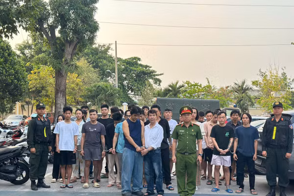 Hơn 70 người bị bắt liên quan đến ma túy. 