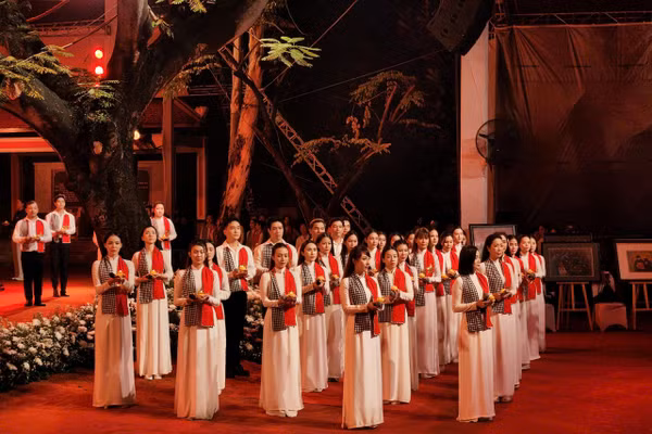 Chương trình nghệ thuật đặc biệt với chủ đề "Đêm tri ân" diễn ra trong không khí trang nghiêm và đầy xúc động.