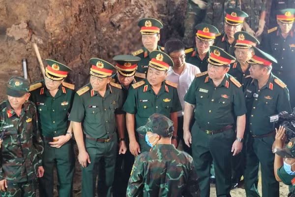 Đại tướng Nguyễn Trọng Nghĩa, Ủy viên Bộ Chính trị, Bí thư Trung ương Đảng, Ủy viên Thường vụ Quân ủy Trung ương, Chủ nhiệm Tổng cục Chính trị, kiểm tra, động viên lực lượng tìm kiếm hài cốt liệt sĩ tại công viên Lê Thị Riêng. 