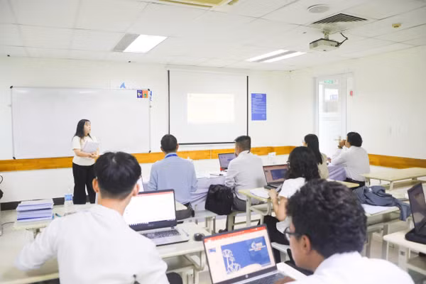 Một buổi học thực hành tại Trường Cao đẳng nghề Hoa Sen.