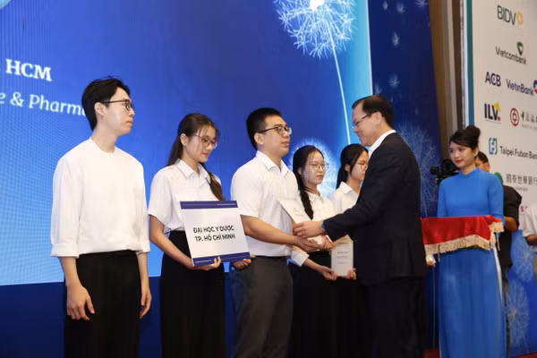 Ở hạng mục trực tiếp, quỹ trao 160 suất học bổng với tổng trị giá 6,4 tỷ đồng.