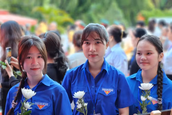 Sinh viên Trường Đại học Giao thông Vận tải TPHCM trong màu áo xanh tình nguyện, tay cầm những đóa cúc trắng, thành kính chờ đợi giờ phút tiễn đưa các Anh hùng liệt sĩ về nơi an nghỉ cuối cùng.