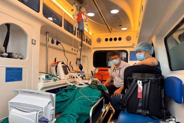 Nạn nhân nam trong vụ lật ca nô ở Phú Quốc được đưa về TPHCM điều trị. 