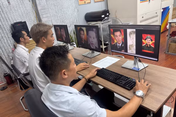Nhóm Team Lee đang thực hiện phục dựng ảnh liệt sĩ. 