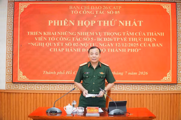 Thiếu tướng Vũ Văn Điền, Ủy viên Ban Thường vụ Thành ủy, Tư lệnh Bộ Tư lệnh TP.HCM - Tổ Trưởng Tổ Công tác số 5 chủ trì phiên họp. 