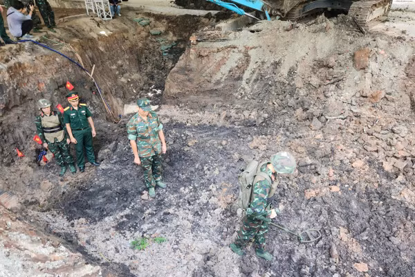 Cán bộ, chiến sĩ Đội tìm kiếm, quy tập hài cốt liệt sĩ dùng máy để dò tìm bom mìn có thể còn sót lại. 